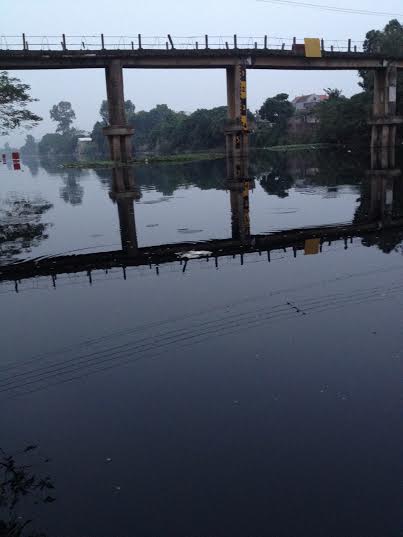 Sông[-]Bắc[-]Hưng[-]Hải[-]nước[-]đen[-]như[-]mực